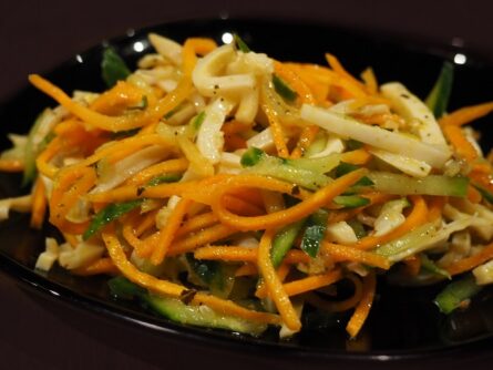 Салат с кальмаром и морковчой